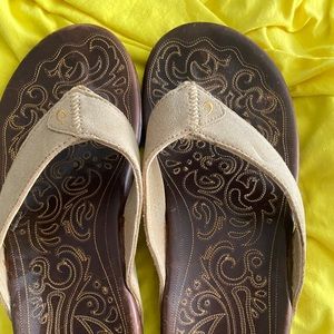 Olukai sandal size 10 flip flop